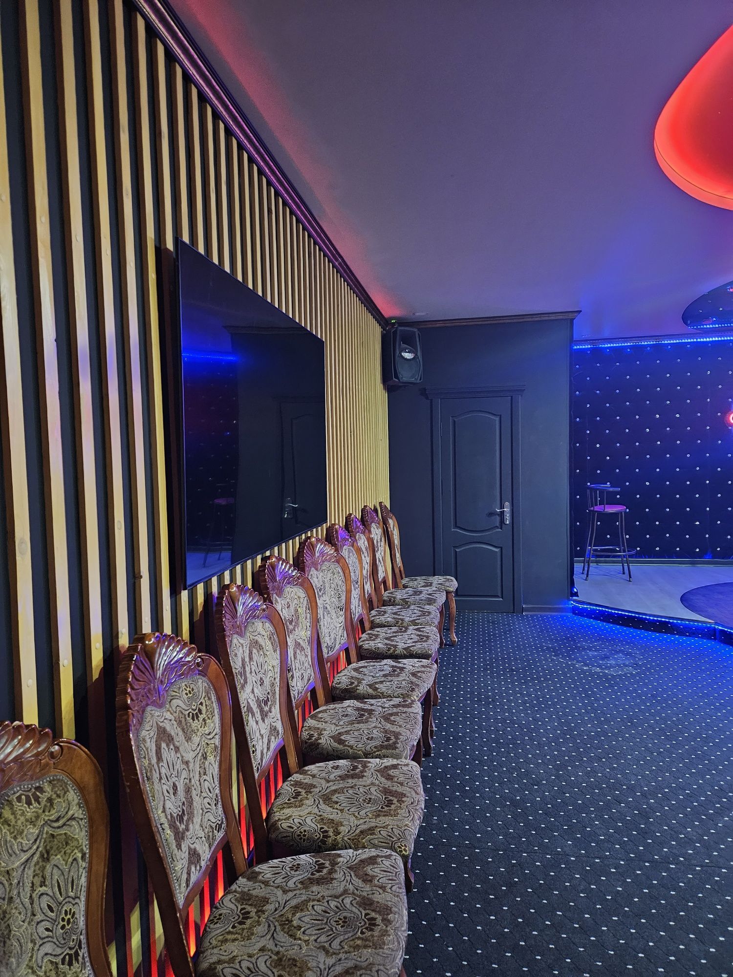 Сдаётся VIP зал караоке
