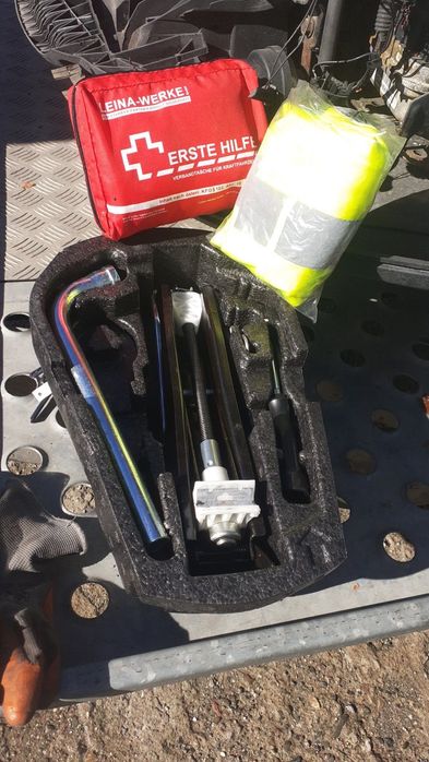 Комплект инструменти, крик, жилетка и аптечка за Seat Ibiza комби