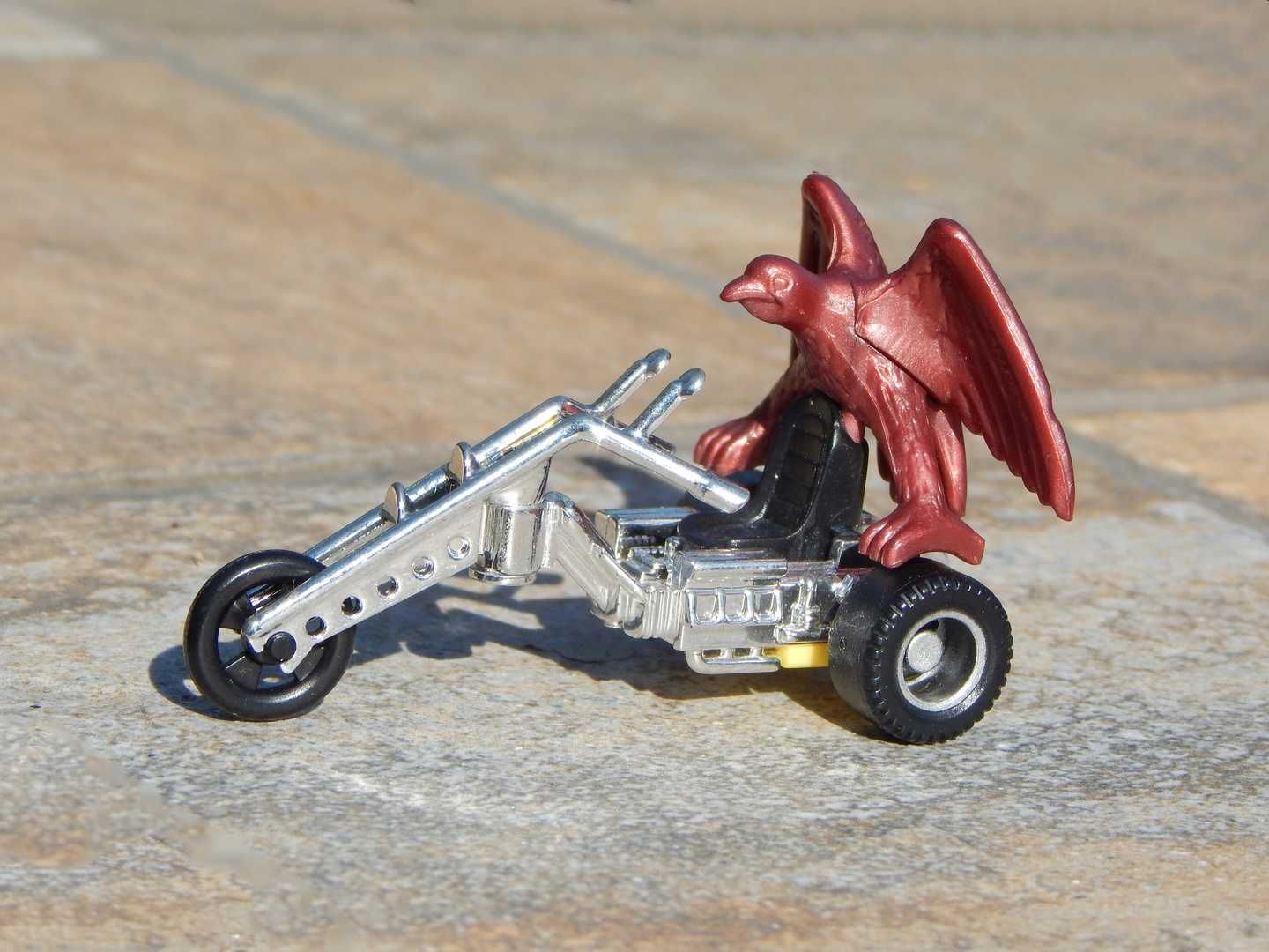Jucarie Kinder motocicleta plastic triciclu tip chopper cu vultur