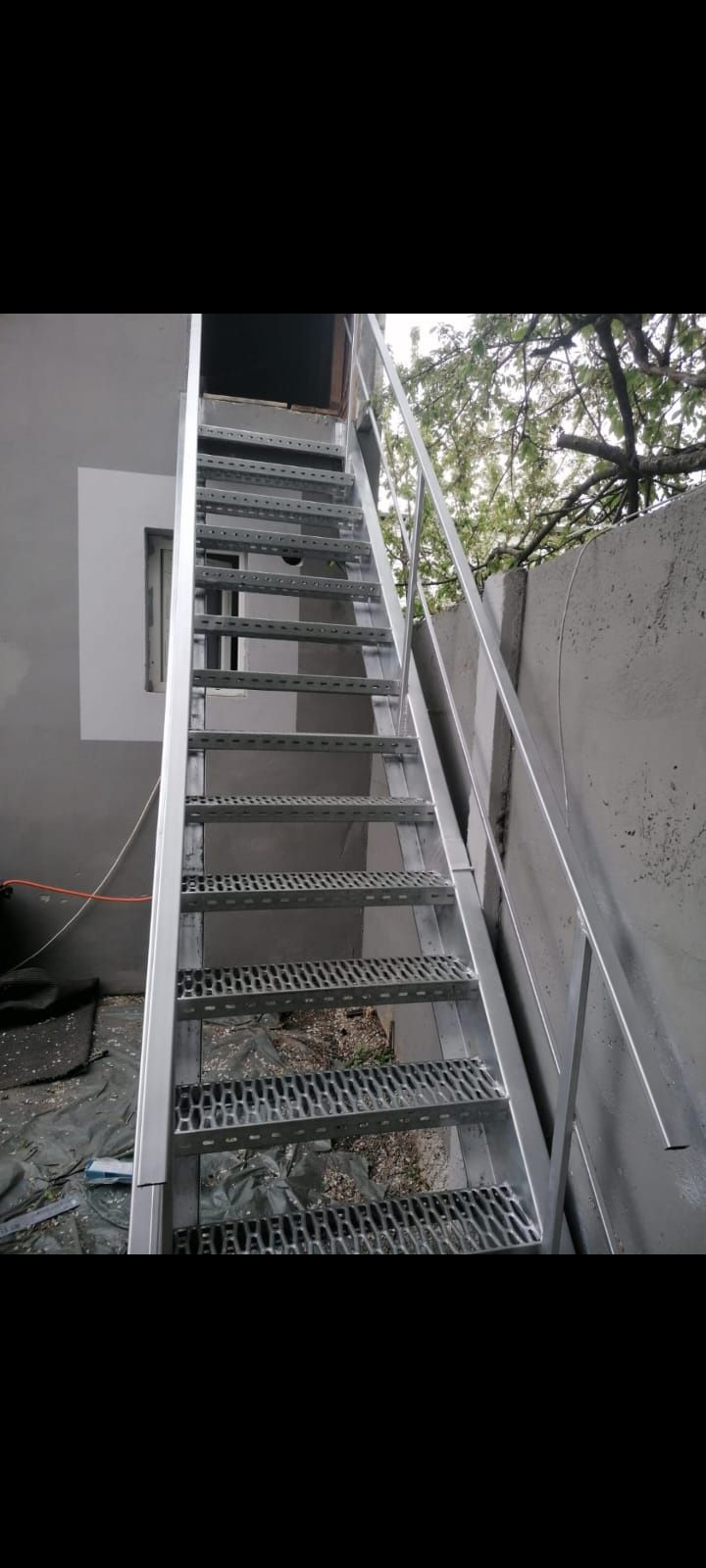 Scară reglabila pe șuruburi