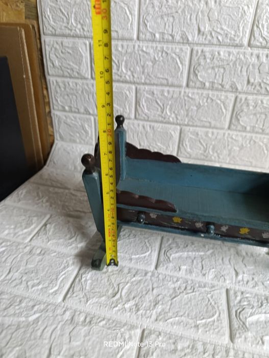 Vintage ръчно рисувана дървена люлка за кукли