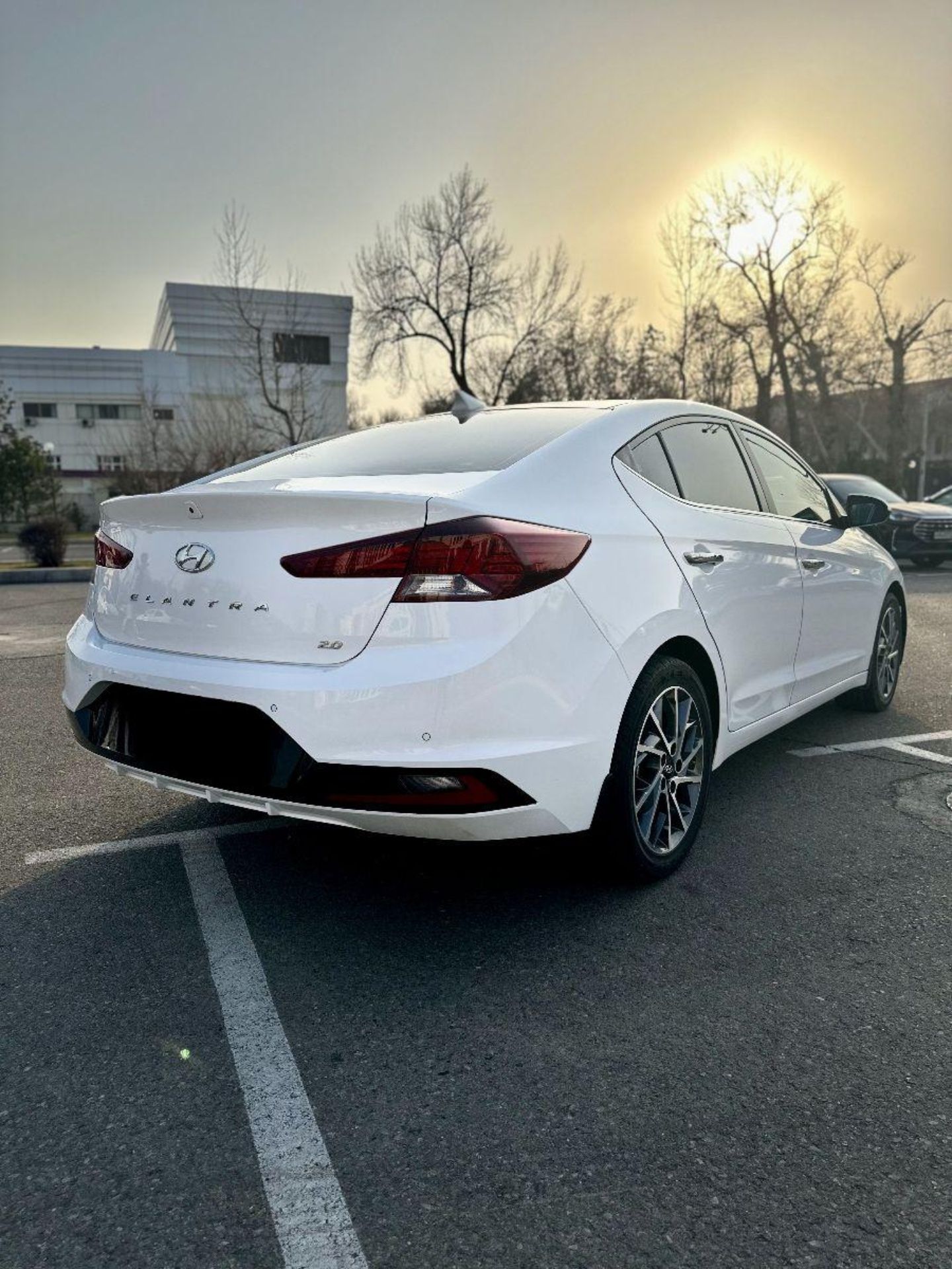 • Hyundai Elantra 2.0 AT HI-Tech •