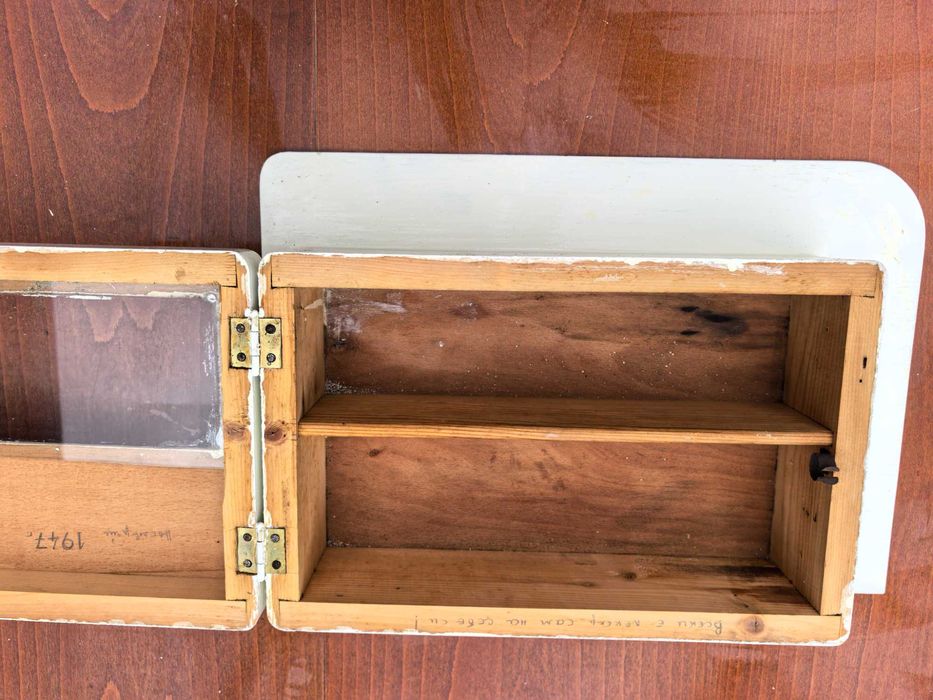 Продавам ретро аптечка с витринка