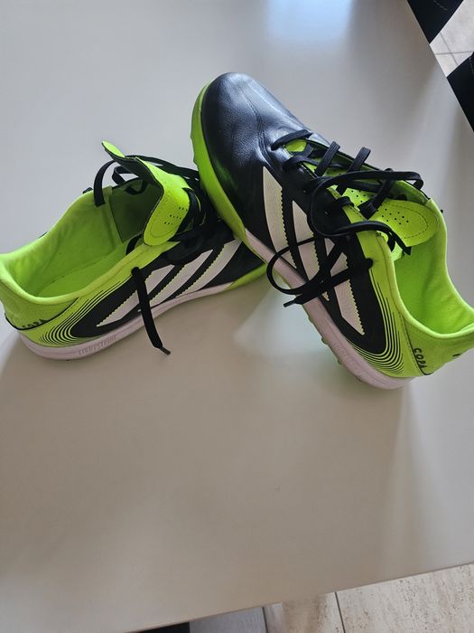 Adidasi fotbal sintetic .