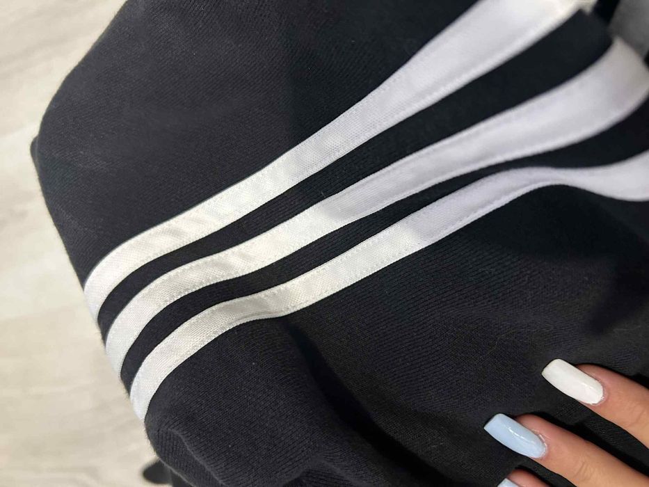 Adidas три ленти през качулката
