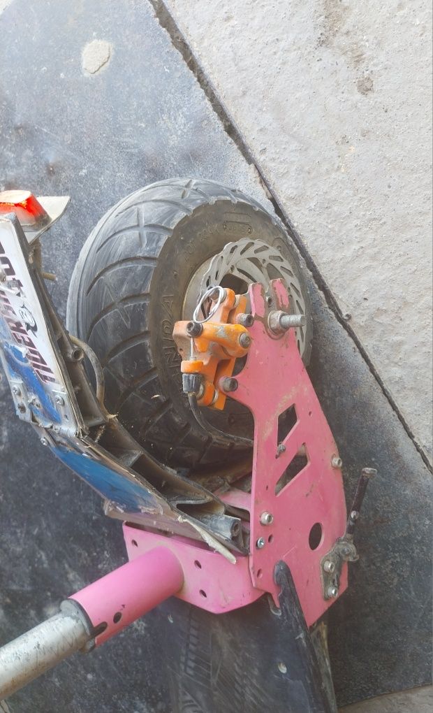 Vând scuter electric ca un fel de trotineta dau și la schimb
