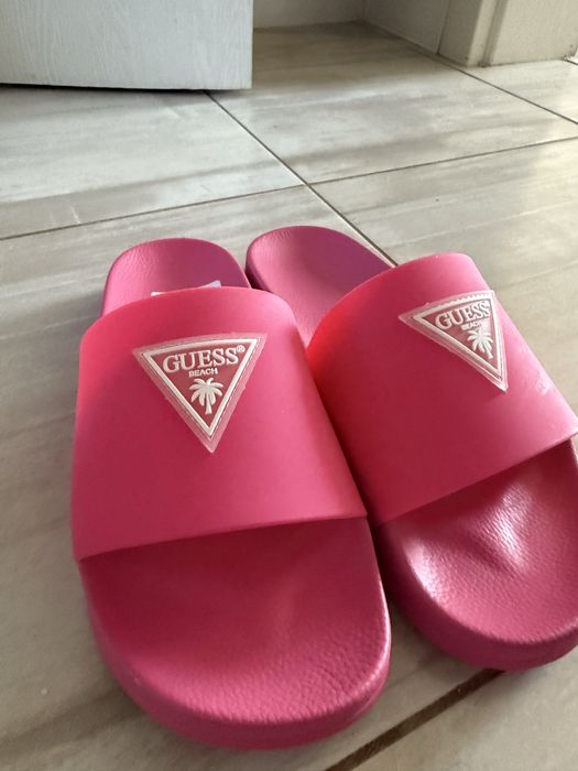 Розови чехли на Guess