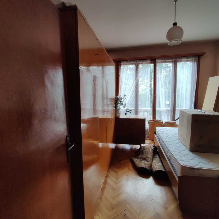 Продавам запазен гардероб с 4 крила и надстройка, чист и поддържан.