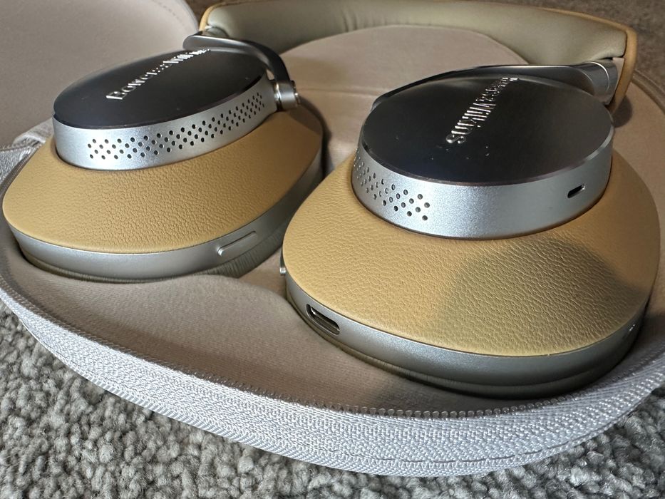 Vând Casti On-Ear Bowers & Wilkins PX8, Bluetooth, Microfon, ANC, Tan