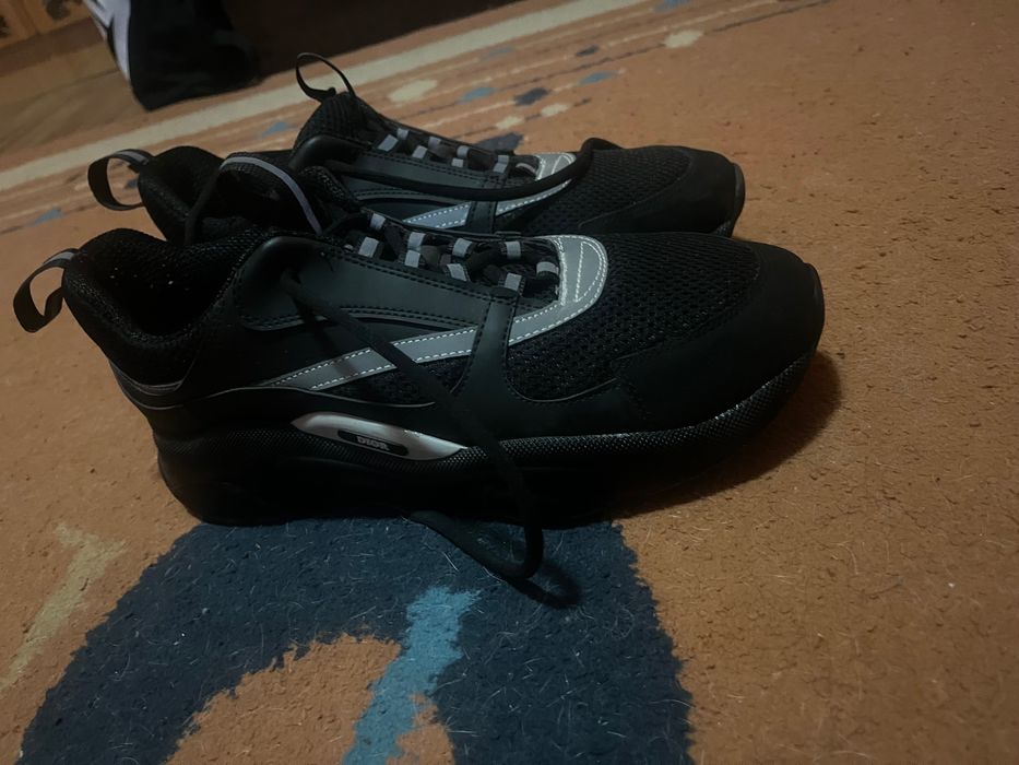 Продавам dior b22 черни