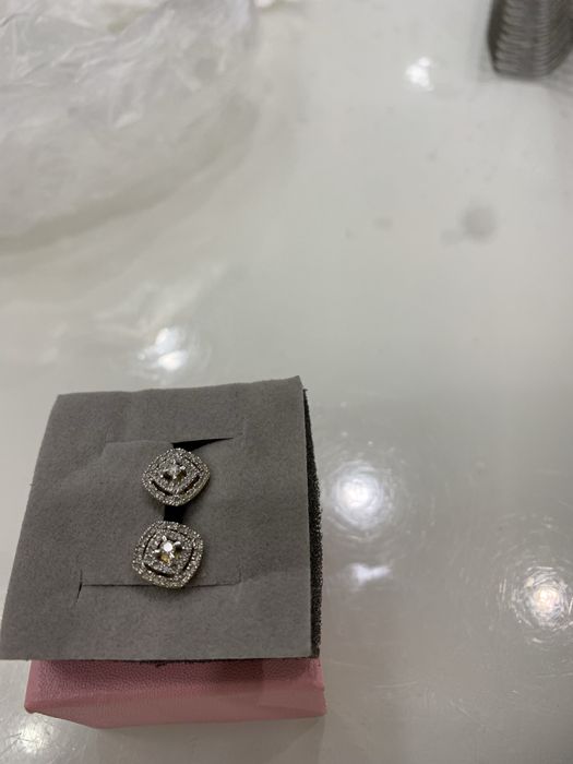 Продам золотые пусеты с бриллиантом произволство Россия