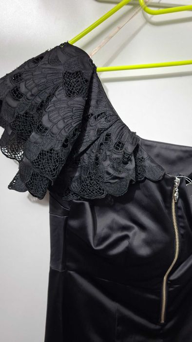 Елегантна сатенена рокля с едно рамо и дантелен акцент – Lipsy London