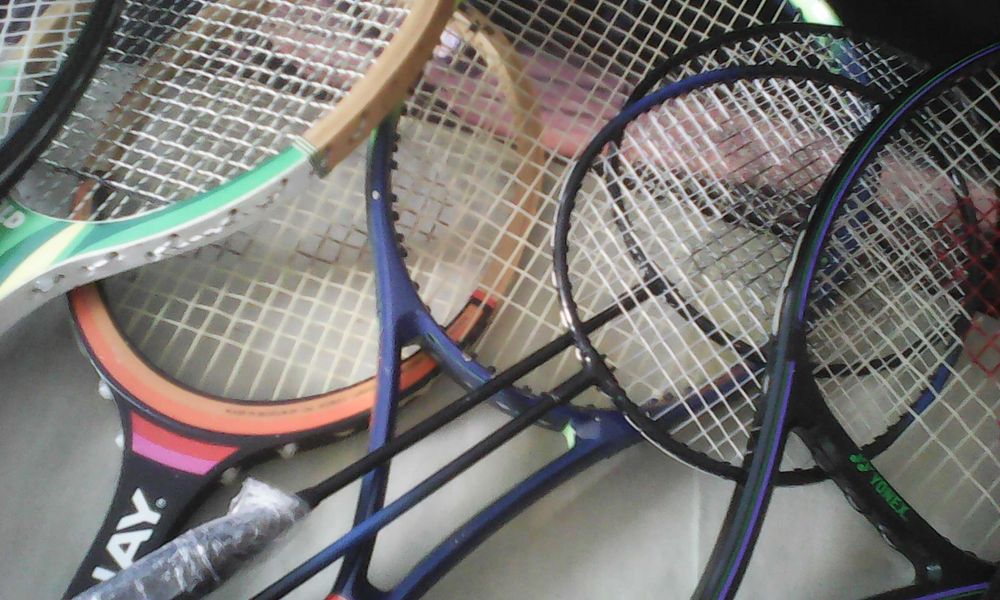 Palete tenis de camp din lemn si carbon ca noi