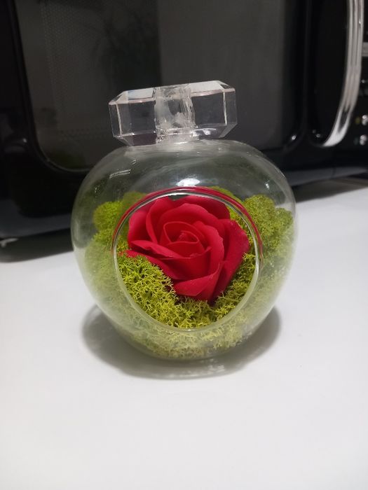 Vând aranjament floral,recomandat cadou,produs nou,de calitate.