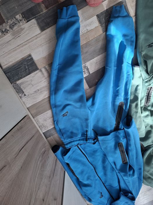 Продавам Продавам два Nike Tech оригинални оригинални Nike Tech – един