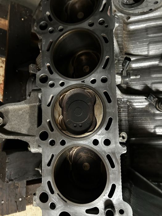 Блок Toyota  3UZ в хорошем состояни