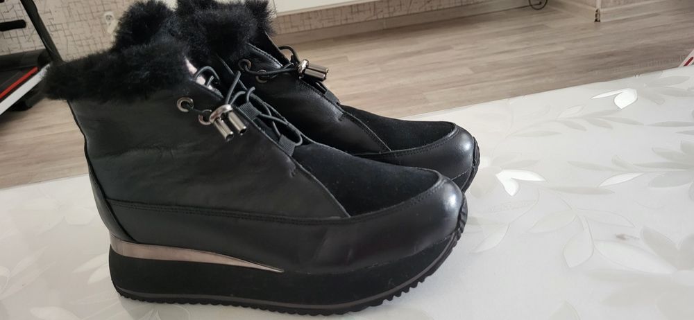 Продам кроссовки зима женские