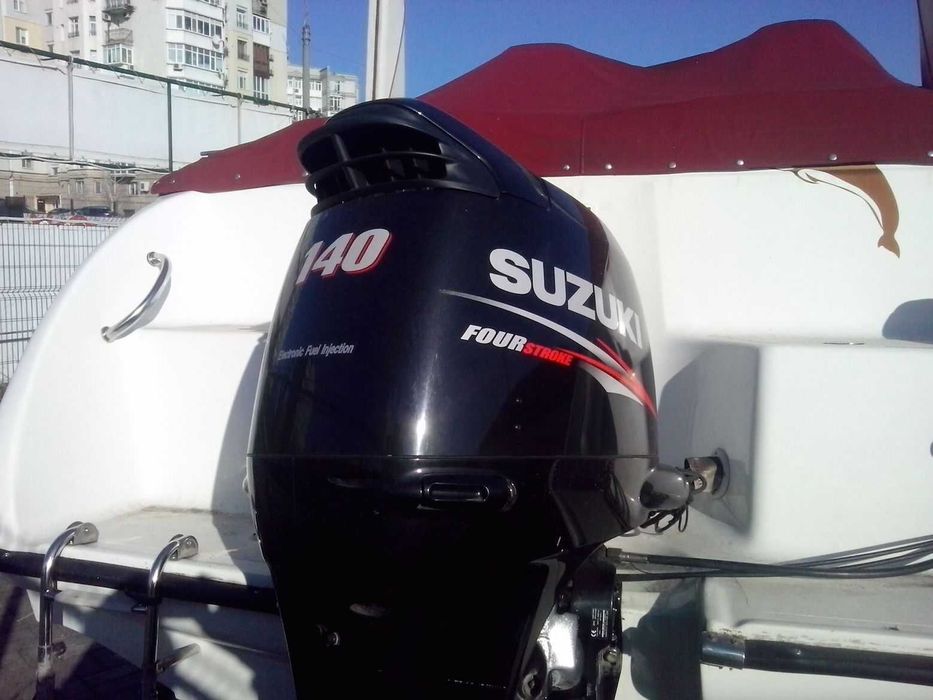 Vând o barcă Delfin 650 cu cel mai bun motor SUZUKI DF 140