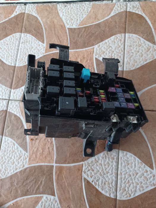 Panou siguranțe și pompa vacuum Mazda 6