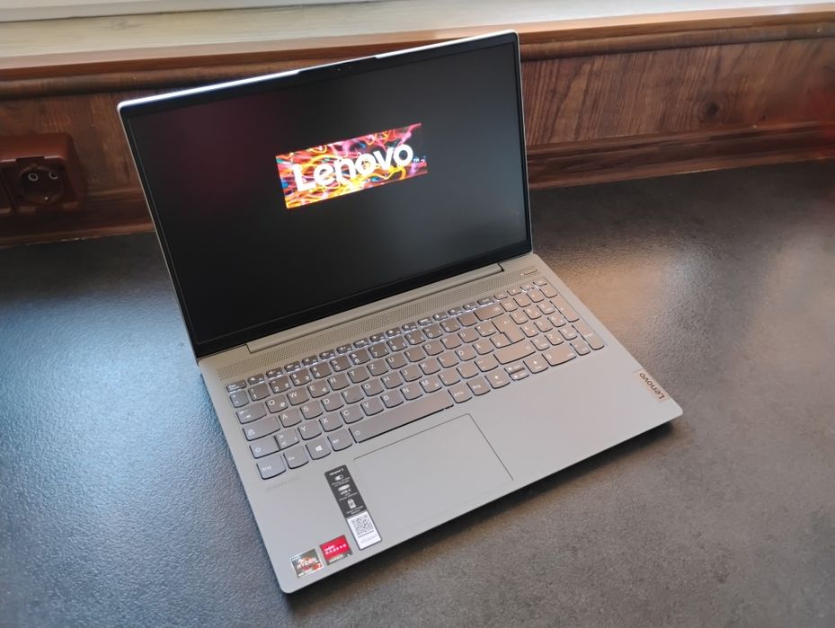 Laptop Lenovo - Ryzen 7 - 4000serie - vega 6 - 16GB