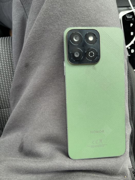 Продам смартфон Honor в хорошем состоянии.