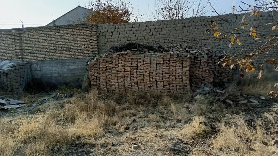 Uchastka sotiladi uglovoyda  7sutiq