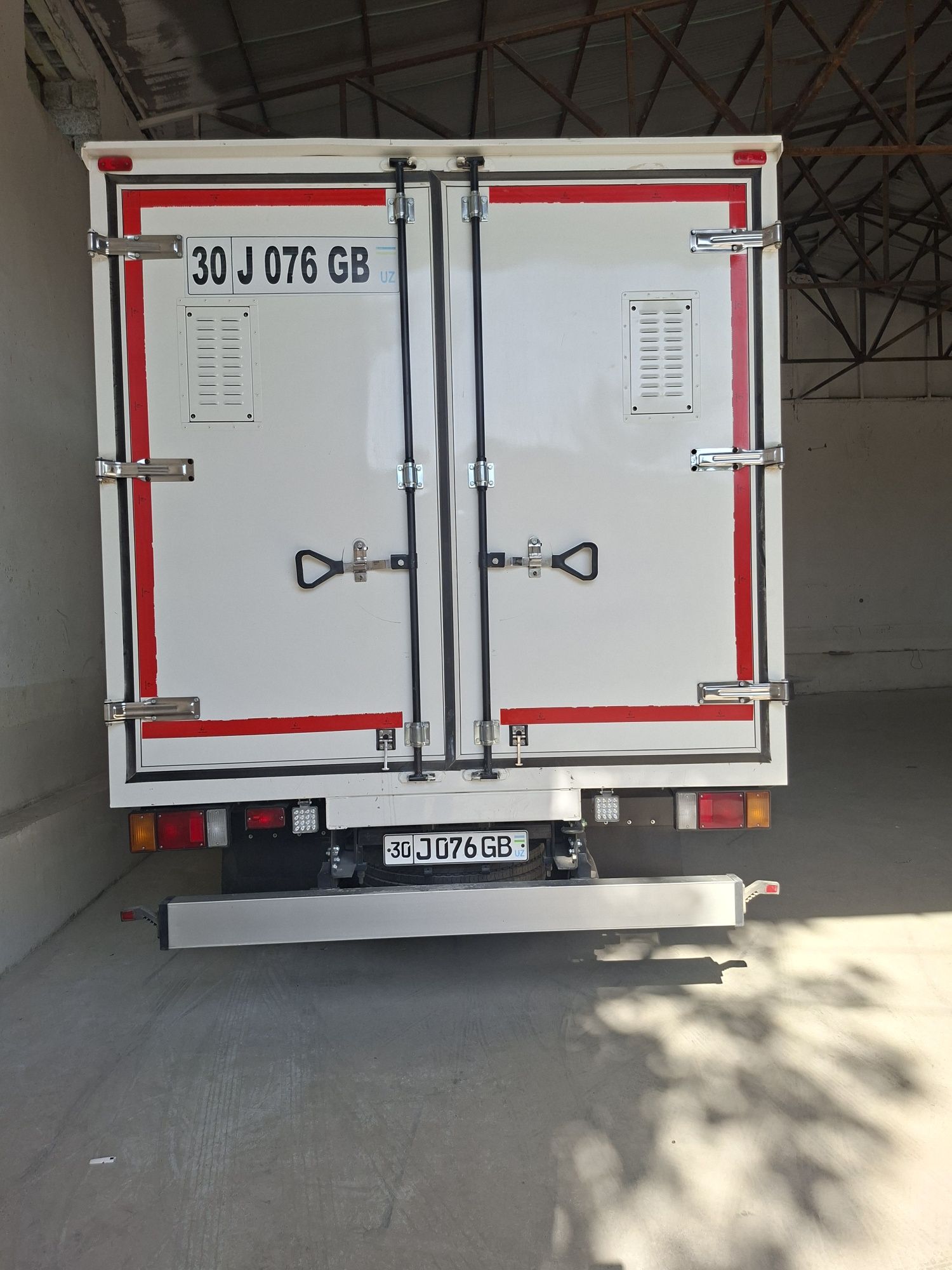 Isuzi NPR75 sotiladi