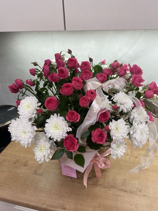 Цветы в корзинке, кустовые розы (город Астана)