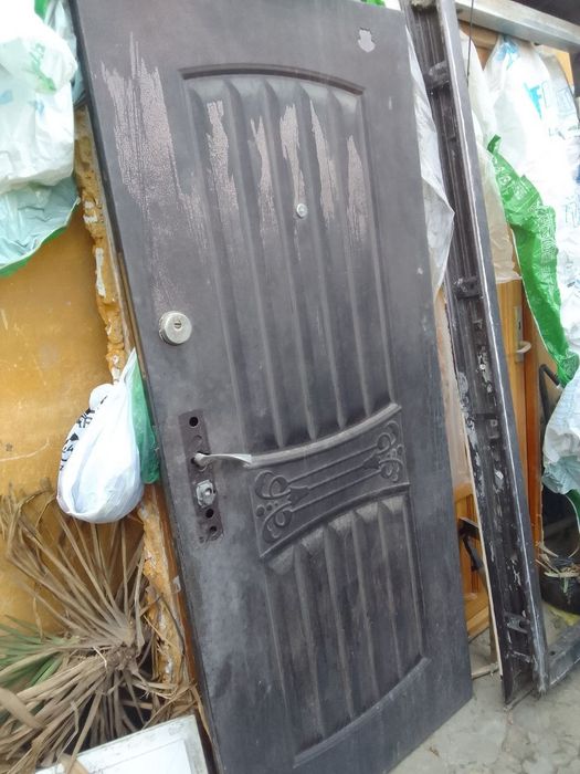 Продам железную дверь б/у.