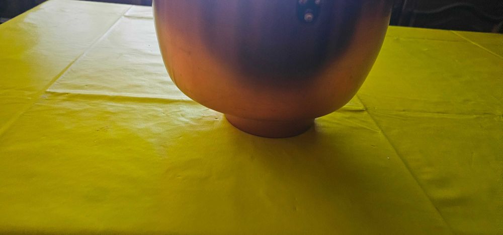 vas de cupru și un arzător cu spirt gatit in natura drumetii