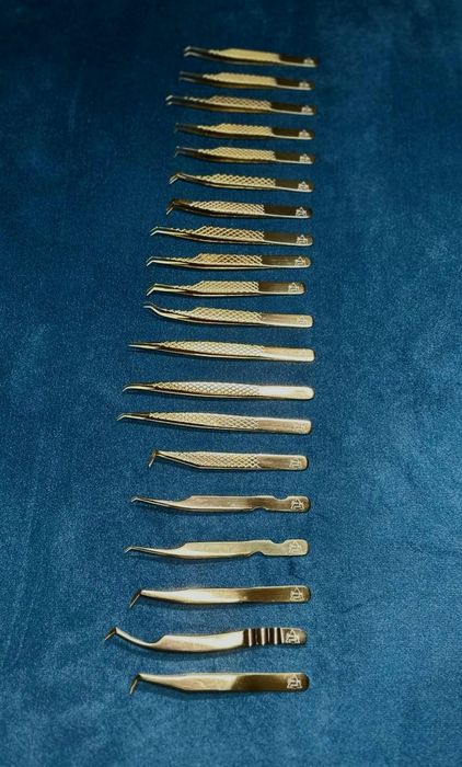 Pensete tehnicienii extensiilor de gene