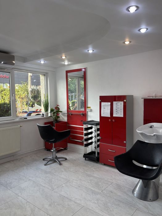 Închiriez posturi în salon: cosmetică și manichiură/pedichiură