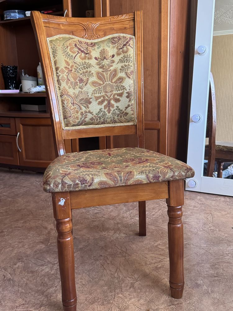 Продам 5 стульев , деверо
