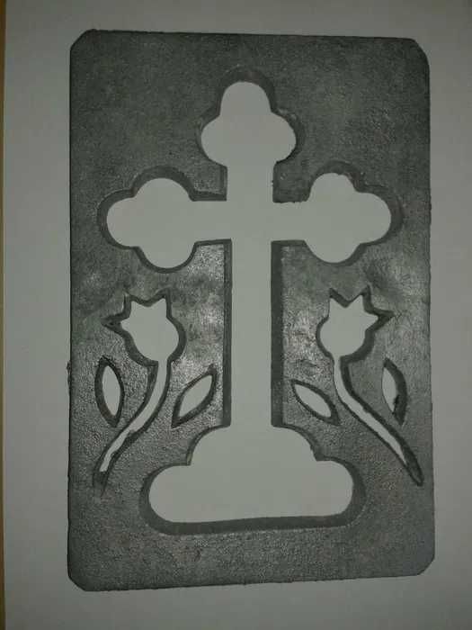 Matrita veche cu forma de cruce pentru ornarea colivei