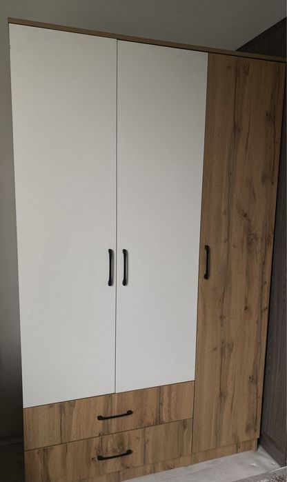 Шкаф в идеальном состоянии в спалнью