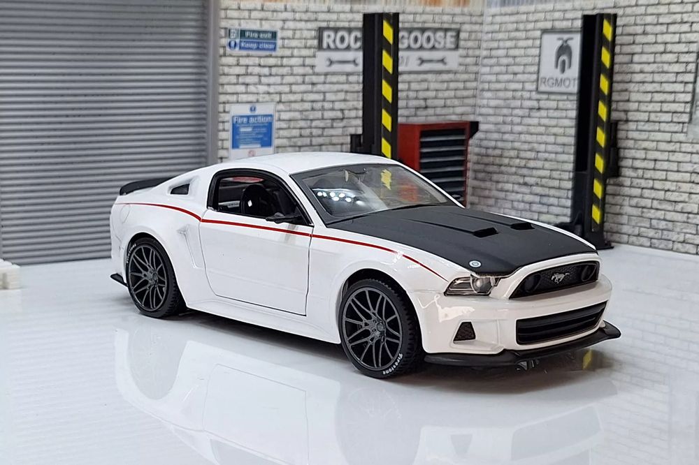Maisto sp edition кола new ford mustang street racer бяла