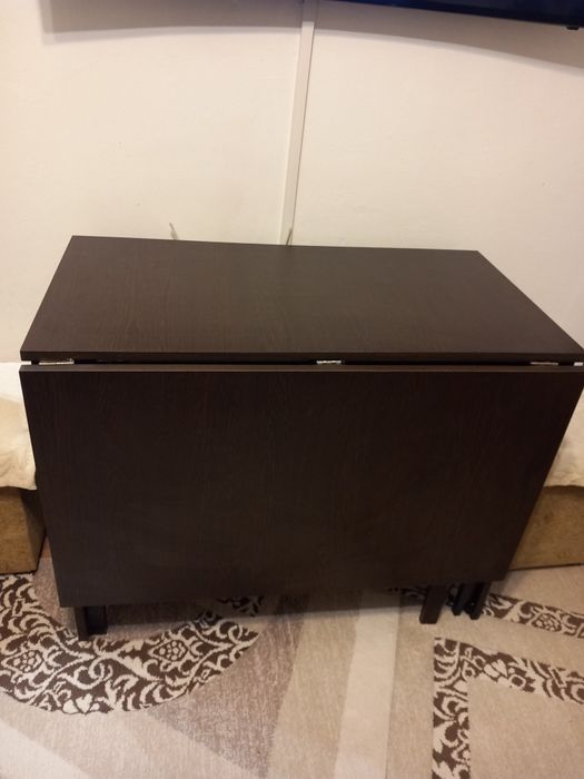 Vând masa și scaune