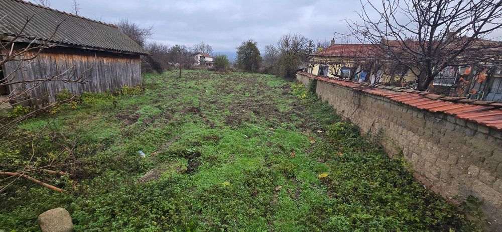 Двор със сглобяема къща