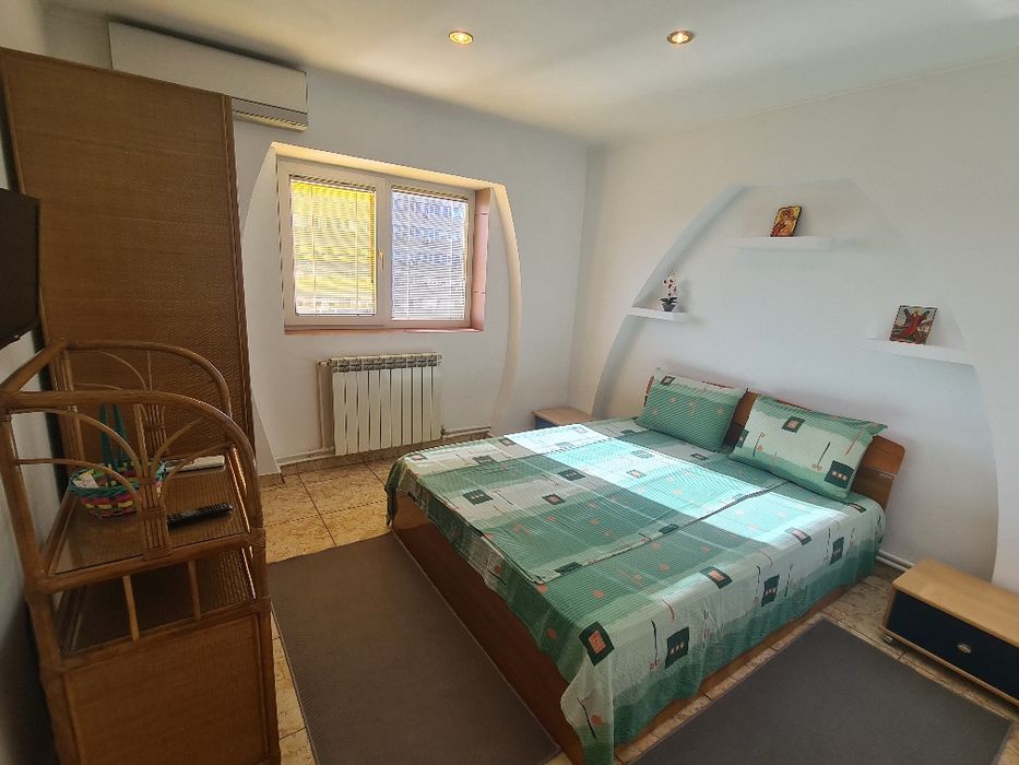 Închiriez apartament 3 camere zona Capitol