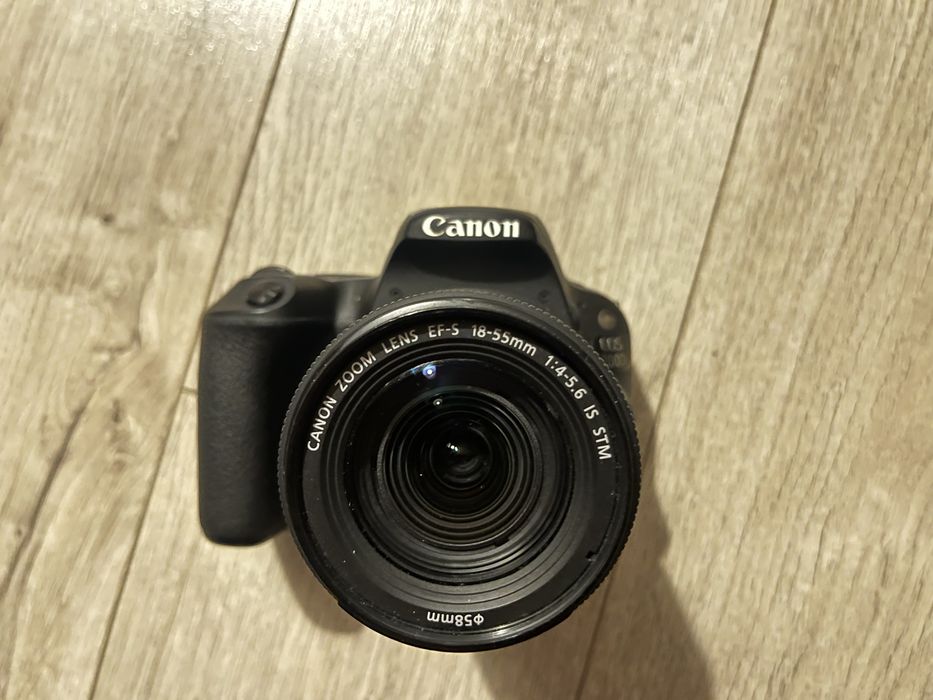 Aparat Cannon 200D + Obiectiv Sigma 18-35 mm f1.8