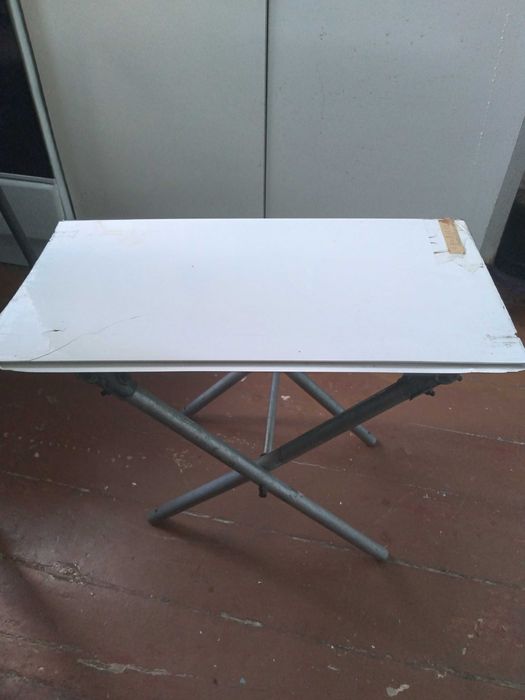 Столик для торговли и стульчик