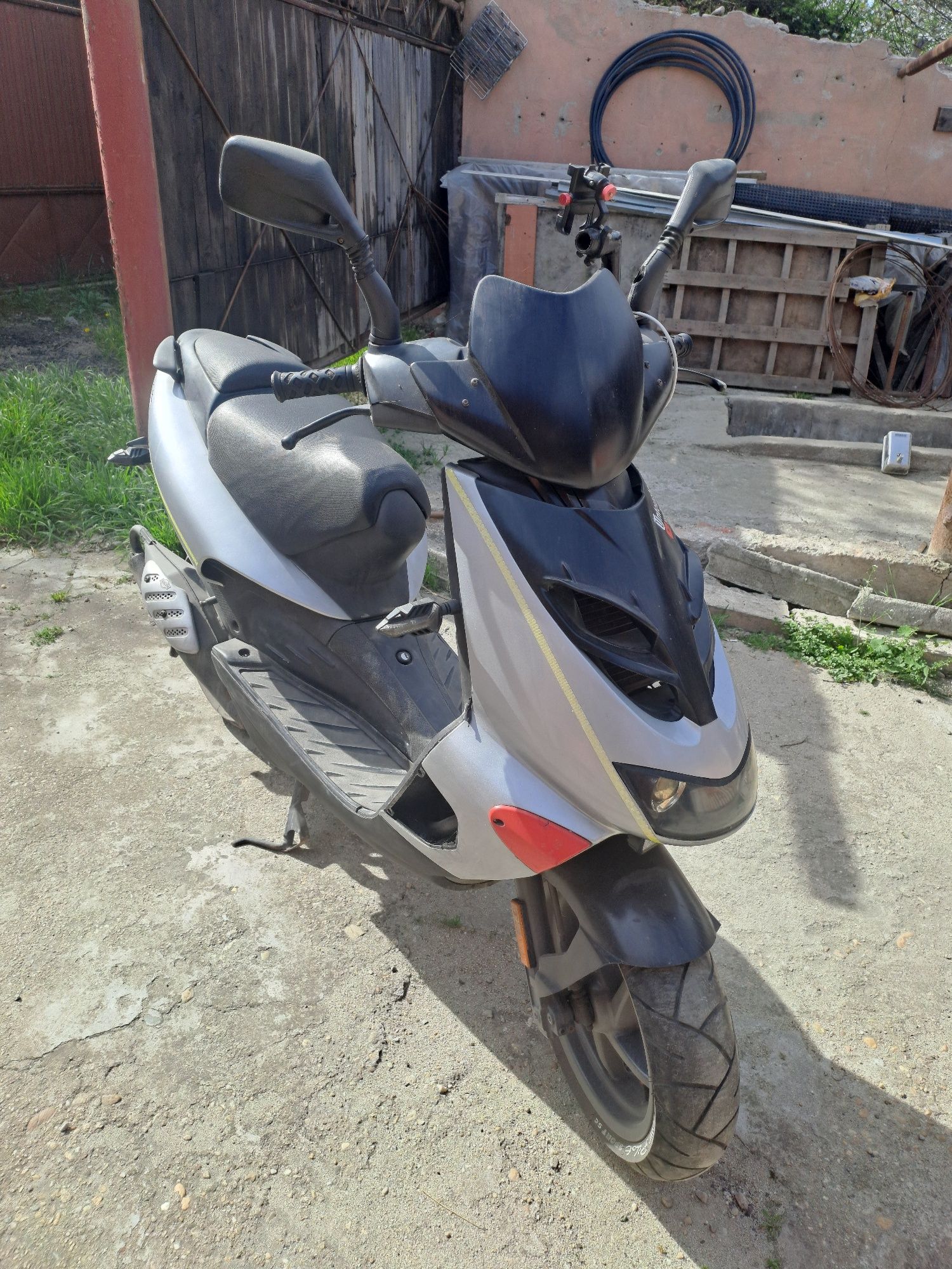 Aprilia SR 50 cc  . Viteza cc75 km/h