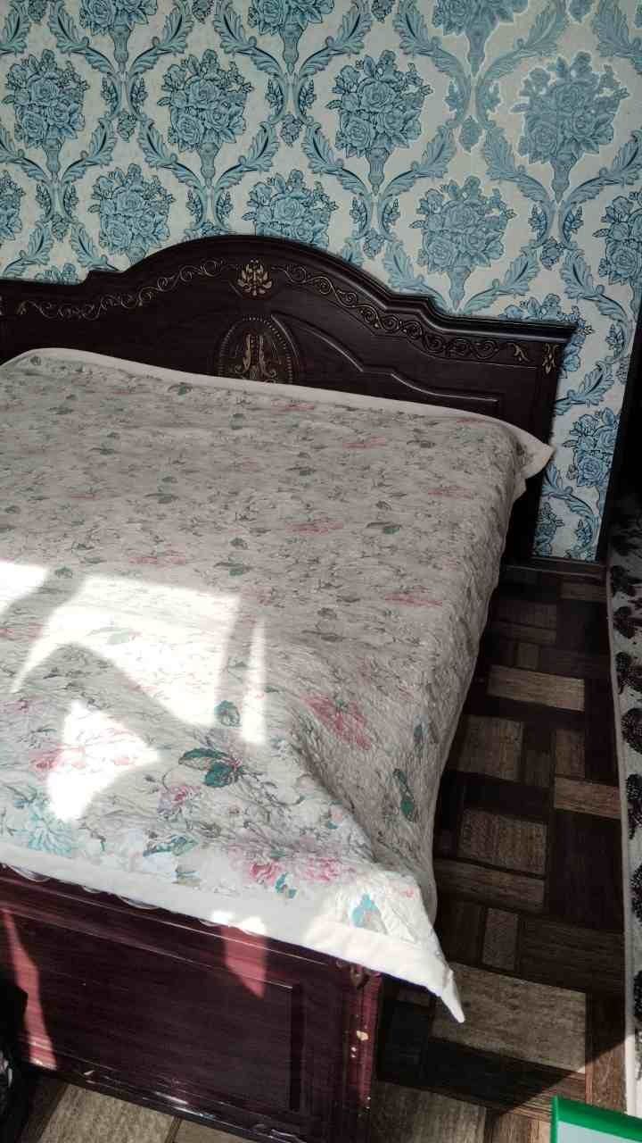 Продаётся   двуспальная   кровать