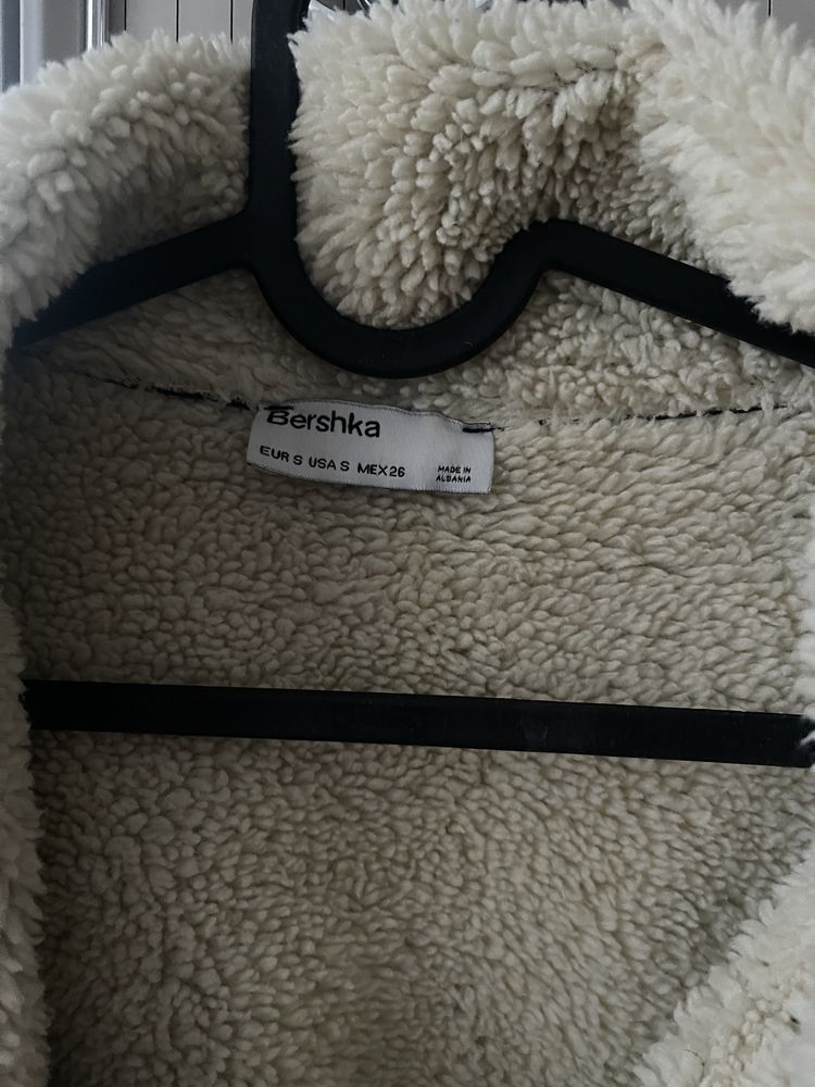 Кожено яке Bershka с пух