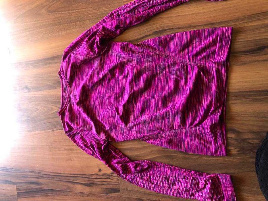 разпродажба на спортни тениски и оформящ безшевен клин