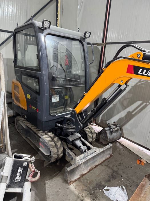 Miniexcavator 2100kg 150 de ore