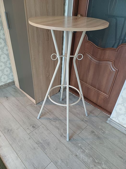 Стол высокий бежевый