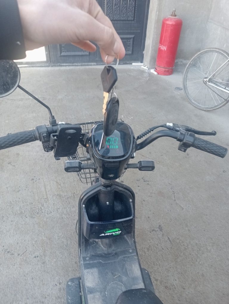 Skuter 5ta akumliyatorli deyarli yangi