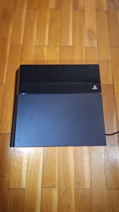 PlayStation 4 + 2 джойстика – Перфектно състояние