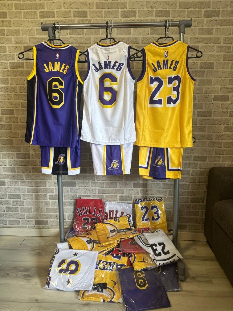 Echipamente baschet copii – modele Jordan și Lakers